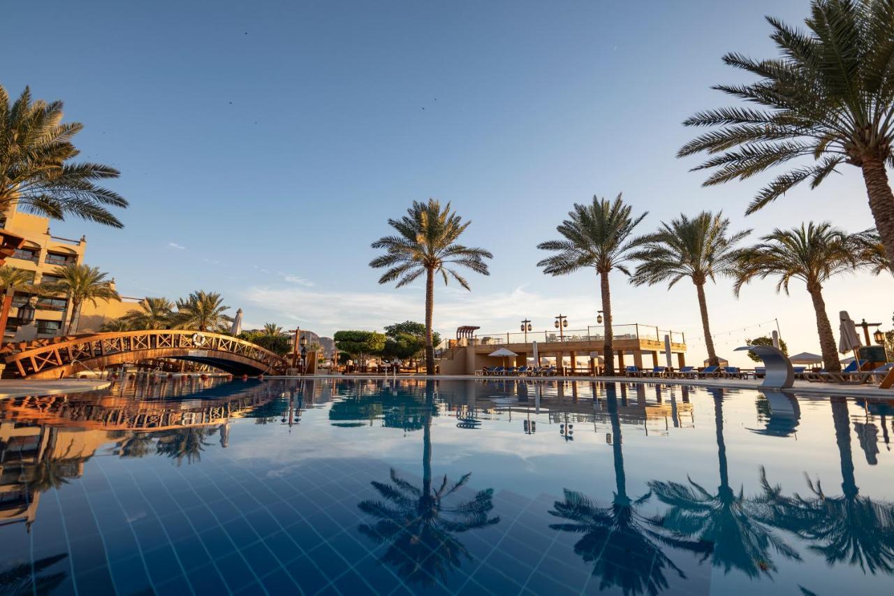 Intercontinental Aqaba By Ihg Exterior foto The pool at the Four Seasons Hotel